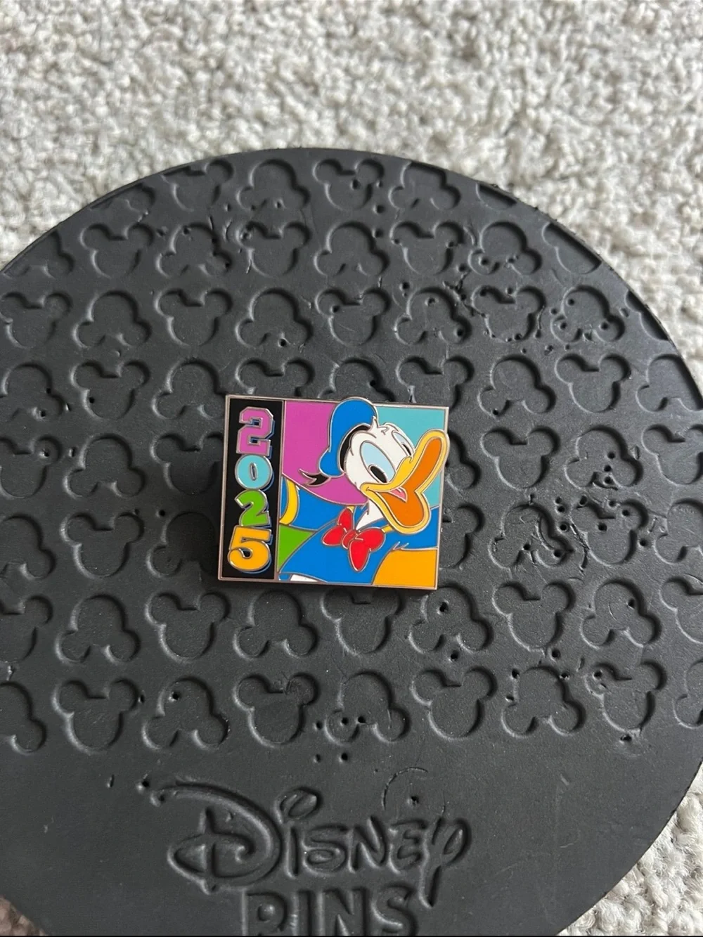 Disney Donald 2025 Pin - Picture 1 of 2